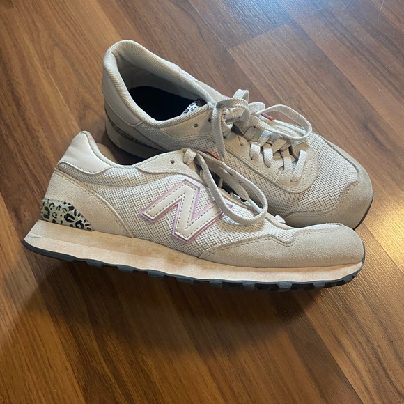 New Balance cream runner with animal print accents size 8.5 - Picture 4 of 5
